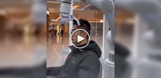 Роботы в Китае уже самостоятельно стригут людей