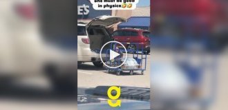 Девушка придумала странный, но рабочий способ транспортировки товара