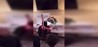 Женщина станцевала тверк у гроба