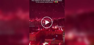 Сигнальные ракеты окрасили небо над Алжиром