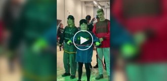 Зрелищное шоу с воображаемыми мотоциклами