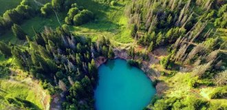 Морской Глаз, который смотрит с Земли в небо (5 фото)