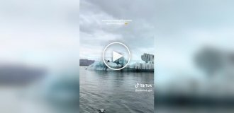 Задрожала лодка: айсберг рухнул в воду на глазах у туристов