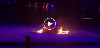 Під час шоу танцівниця загорілася і стрибнула у воду