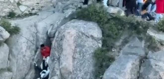 Китайская пара рискует жизнью, лишь бы не стоять в очереди (5 фото)