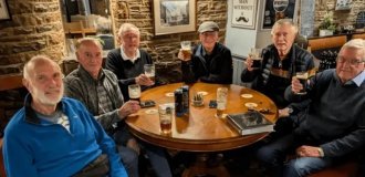 A group of friends have been getting together for a beer every Thursday for 56 years in a row (2 photos)