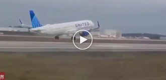 В США у самолета отлетело колесо во время посадки