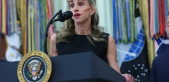 Кто эта женщина рядом с Трампом — и что с ней не так (14 фото)