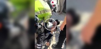 Китайский турист в Испании взял на удушающий вора, который хотел отработать у него телефон