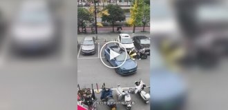 В Китае водитель переиграл женщину, которая мешала припарковаться