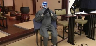 В Японии представили робота-монаха (3 фото + 1 видео)