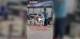 Владельца кафе раскритиковали за то, что он чистил столики метлой