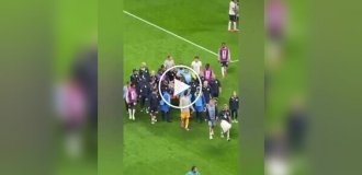 Футболиста сборной Англии унесли с поля на носилках после празднования победы