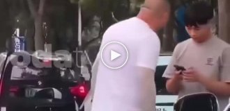 В Китае мужчина напал на женщину в пробке