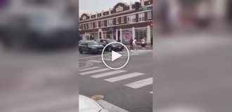 Трое мужчин с лопатами, устроили драку на перекрестке в Чикаго