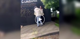 Прохожий вступился за мужчину на улице, который стал жертвой насилия со стороны супруги