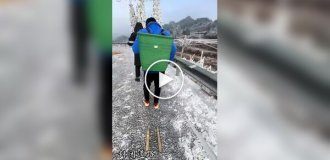 На бамбуковых дощечках по обледеневшей дороге