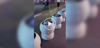 Общественные беспроводные зарядки, показывающие рекламу