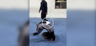 Девочка хорошо овладела своим телом