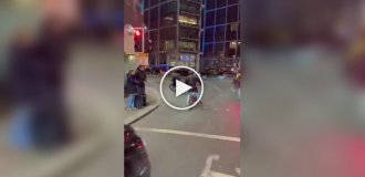 Вырвали прямо из рук: воры на байках нагло обокрали мужчину при десятках свидетелей