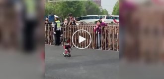 A miniature robot became famous after a race.