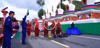 В Китае монахи проходят специальную пожарную подготовку