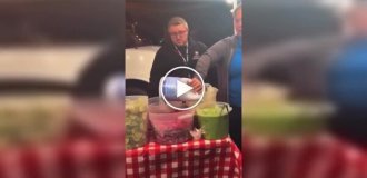 Инспекторы вылили отбеливатель на еду нелегального продавца тако