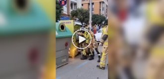 Воришка застрял в контейнере для пожертвований в Испании