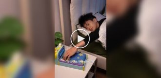 Инженер создал умную кровать для смартфона