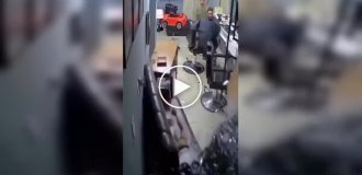 Женщина без прав въехала в парикмахерскую в Бразилии