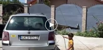 Помощник растет: малыш налил полный бак воды в папину машину