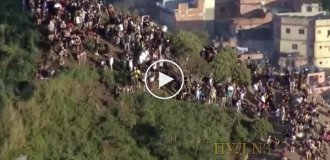 На горной тропе в Бразилии: 200 туристов застряли из-за перестрелки