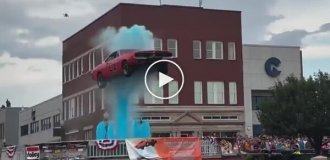 Каскадер перепрыгнул фонтан на автомобиле