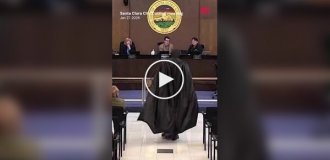 В США на заседание городского совета пришел Бэтмен