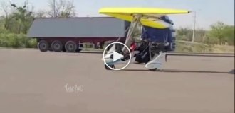 В Казахстане мужик на дельтаплане приземлился на АЗС, заправился и снова улетел
