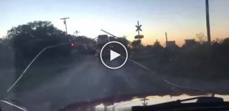 Автовоз с машинами против поезда