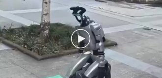 In China, homeless people began using robots to collect alms