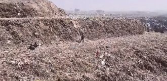 The size is simply incredible: "garbage mountain" slowly poisons the city's residents (2 photos + 1 video)