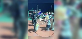 Полицейский корги укусил сосиску ребенка во время патрулирования