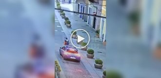 Мигрант пожалел, что ударил полицейскую машину