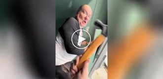 Парень разыграл отца во время ремонта с помощью мягкого молотка