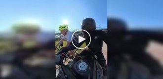 Смелый, но неразумный: велосипедист пытался обогнать мотоциклиста