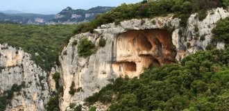 77-летний мужчина упал в глубокую ловушку и три дня был вынужден пить только вино (2 фото)