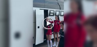 Волейболистки показали трогательный жест взаимопомощи при выходе из автобуса