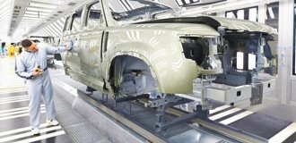 JLR's problems continue: the company is halting production (2 photos)