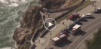 Порятунок у Сан-Франциско: жінка в бікіні застрягла на скелі над океаном