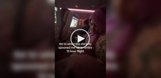 Пассажирку самолета возмутила спящая на ее ягодицах женщина