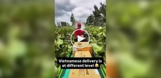In Vietnam, couriers "fly" along rivers in motorboats to deliver parcels on time