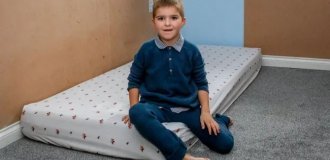 6-летний мальчик грызёт стены и провода из-за редкого заболевания (5 фото)