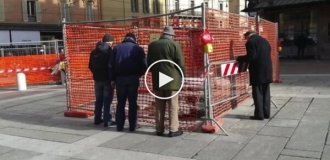 Umarell: Italian pensioners monitor construction sites from behind a fence